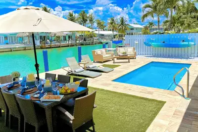 Image de Glistening, waterfront home Private pool, 45” Dock and Cabana Club with beach