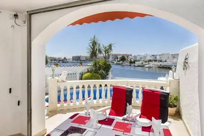 Image de Maison avec 3 chambres et piscine avec vue sur le lac