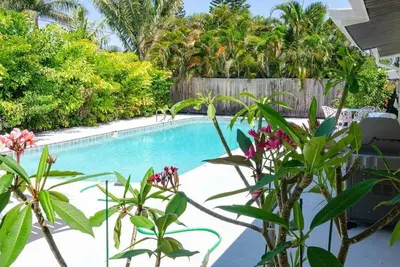 Image de Retro Chic Decor wPrivate Pool Close to Beach 3br