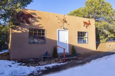 Image de Escape into serenity just minutes from the Plaza. Hot tub and sauna.