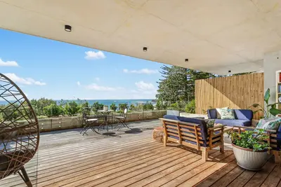 Image de Ocean Views, Deck and Parking at Beach Apartment