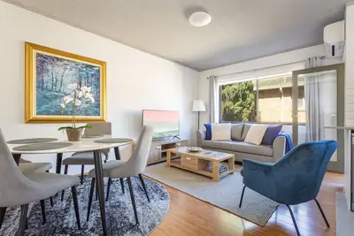 Image de Unit With Balcony, Backyard and Parking Near Shops