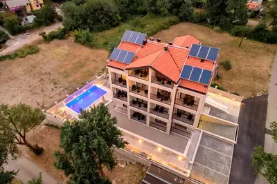 Image de Luxury Apartments Queen - One Bedroom Apt with Sea View - Attic