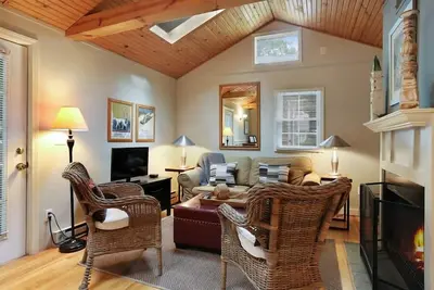 Image de Adorable Union Pier Cottage Close To Beach and Downtown!