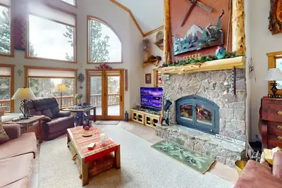 Image de Views | Hot Tub | Fireplace | Scenic Serenity
