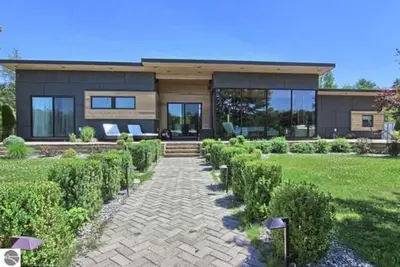Image de Experience Torch Lake -Torch River Amazing Contemp. Escape “Trace” -Dock, Hottub
