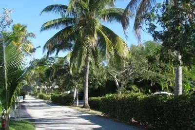 Image de Great Location Luxe 4 Br / 2 Ba Beach House, bain Ă remous