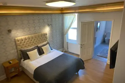 Image de 4 en-suite rooms close to City