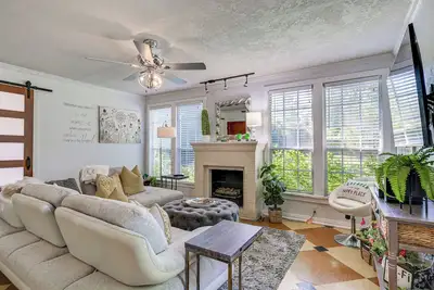 Image de 1 Mi to Dtwn: Family-Friendly Brenham Bungalow!