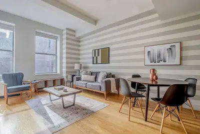 Image de Bright FiDi 1br w/ Luxury gym, Doorman, + Rooftop by Blueground