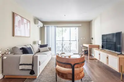 Mod Mountain View 2br w\/ Gym, Pool, Downtown Location, by Blueground
