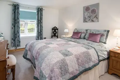 Image de Cottage-Supérieure-Salle de bain privée séparée-Vue sur Jardin