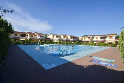 Image de Appartement de vacances avec climatisation, jardin et piscine
