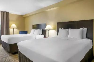 Image de Comfort and Convenience! Four Units w/ Free Parking & Breakfast! Onsite Pool