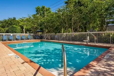 Image de Group Getaway! Four Units for 16 Guests! Pool, Breakfast, Shuttle to Parks