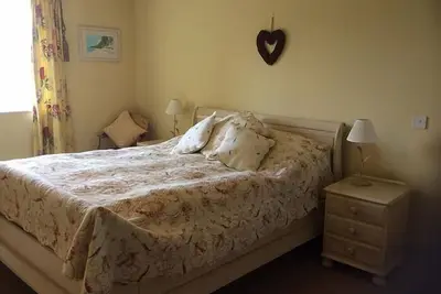 Image de Bungalow-Supérieure-Salle de bain privée séparée-Vue sur Jardin-Carrot Cottage
