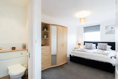 Image de Appartement-Confort-Salle de bain et douche-Vue ville