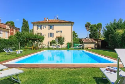 Image de Villa / Independent home à Lucques avec 5 chambres à coucher, 10 couchages