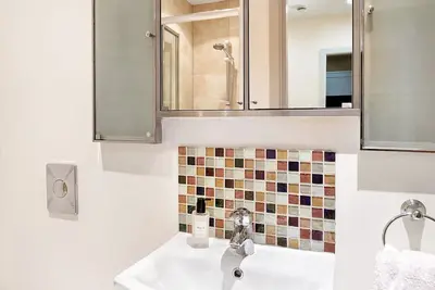Image de 2 Bed-Confort-Appartement-Douche-Vue ville