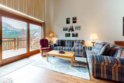 Image de Awesome Mountain Views! Washer/Dryer in Unit. Tennis Courts & Pool On-site