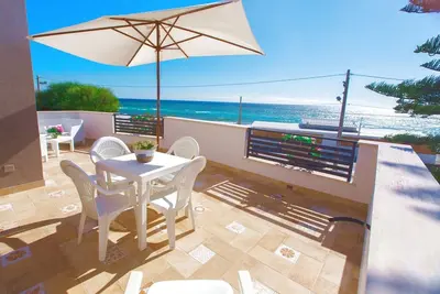 Image de Blue Sea Beach Villa, en bord de mer avec piscine et couchers de soleil à couper le souffle