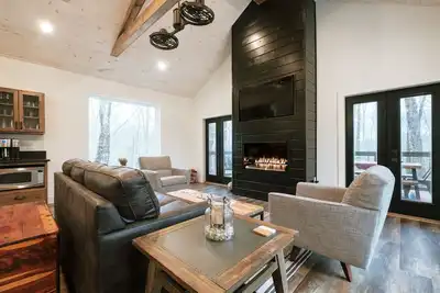 Image de Hot Tub & WiFi - Large Family Cabin - Honeysuckle Bridge - Red River Gorge, Kentucky!