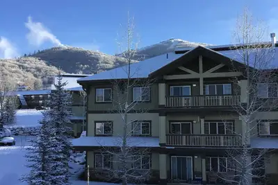 Image de Luxurious Top Floor Condo with Mountain Views