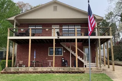 Image de Lake House in Hot Springs with newly remodeled deck on Lake Hamilton