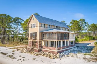Image de \"Happy Ours\" 5br\/4. 5ba Beachfront Home