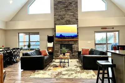 Image de Hot Tub, Fire Table, Lake Views/Access, Pools, Reserve Your 2025 Fall Dates