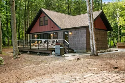 Image de Lakefront home steps away from a private, gentle sloping sandy beach & fire pit.
