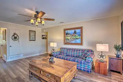 Image de Home in Historic Waxahachie w/ Yard & Patio!