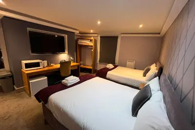 Image de Quadruple-Exécutif-Salle de bain privée-Vue sur Rue