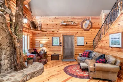 Image de Iron Mountain Lodge - Beautiful Cabin with New Hot Tub & Views of Forests and Mountains! by RedAwning