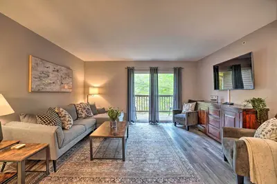 Image de Modern Condo w/ Deck ~ 7 Mi To Branson Landing!