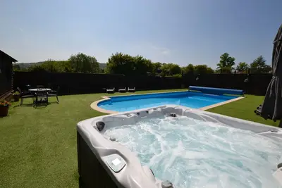 Image de Chalet-Appartement-Salle de bain privée séparée-Vue sur Piscine-The Pool House