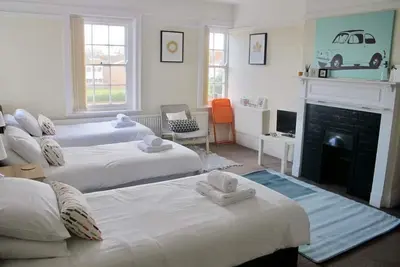 Image de Triple-Confort-Salle de bain partagée-Vue sur Rue