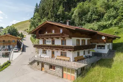 Hébergement collectif avec terrasse, balcon et local à skis