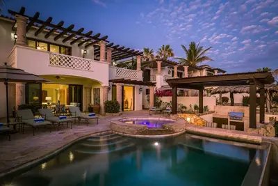 4br Luxury Beachfront Home on Swimmable Beach