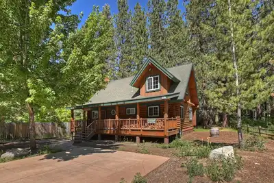 Image de Teddy Bear Lodge by Destination Big Bear : Rocky Mountain Log Home Adjacent to the Nation Forest!