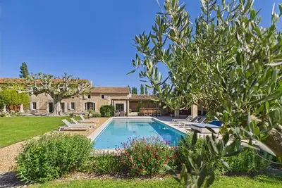 Image de Magnifique Mas Provençal avec Piscine à Eygalières - 19 Couchages, 8 Chambres, Billard, et Plus!
