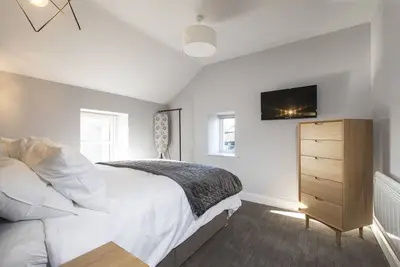 Image de Appartement-Supérieure-Salle de bain privée séparée-Vue sur Rue-Two Bedroomed. . .