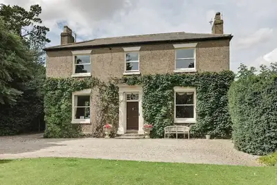 Image de Large House with Garden & Outdoor Furniture - Ideal for Families & Dog Friendly