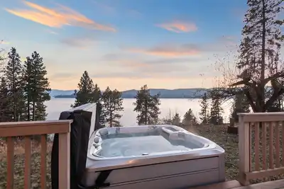 Image de Stunning lakefront home w\/ private hot tub, private beach access, & fast WiFi