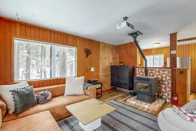 Image de Comfy, dog-friendly cabin with private hot tub, washer\/dryer & woodstove
