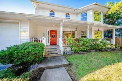 Image de Beautiful coastal escape on golf course w/ enclosed yard & private gas grill