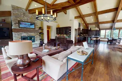 Image de Luxurious Three Bedroom + Den Penthouse