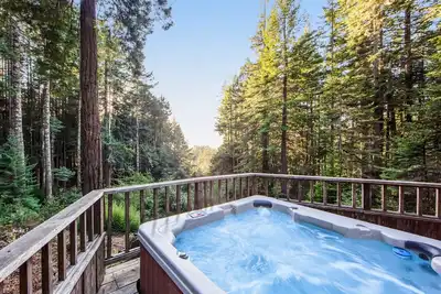 Image de Lovely home w/ forest & partial ocean views, private hot tub, & high-speed WiFi
