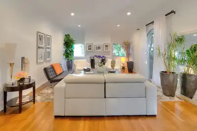 Image de Prime Beverly Hills! 3000SqFt. Ask About Promotions. 100+ Reviews! !