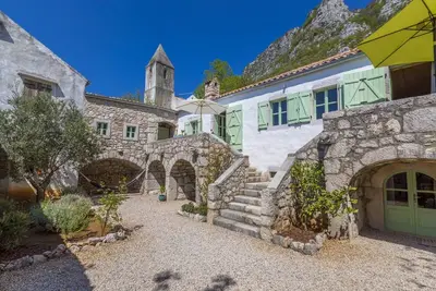 Image de maison de vacances avec jardin et barbecue